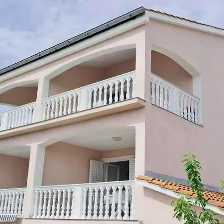 Appartement 3 *